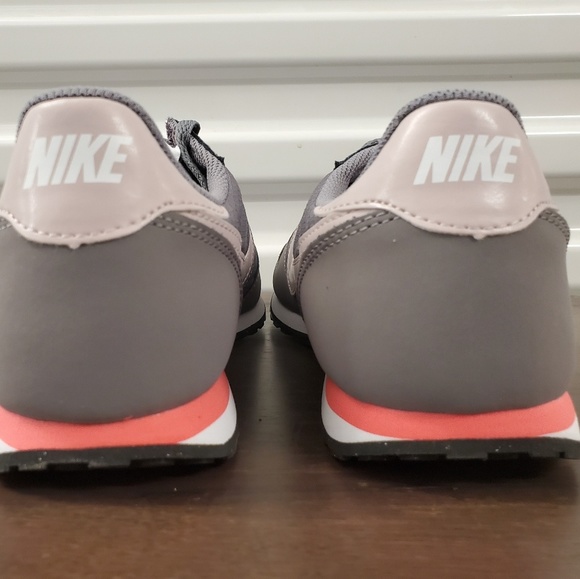 Womens Nike Gennico Athletic Sneakers - Picture 7 of 8